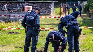 Polizisten und Archäologen suchen auf einem Privatgrundstück nach Beweisen für den Goldschatz-Diebstahl.