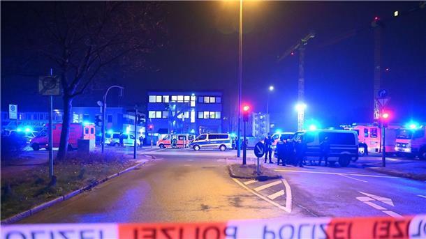 Amoktäter bei Zeugen Jehovas ist Ex-Gemeindemitglied Polizisten und Helfer am Tatort in Hamburg.