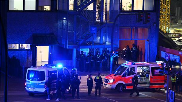 Schüsse bei Zeugen Jehovas: Augenzeuge filmt mit dem Handy Polizisten und Helfer sind nach den tödlichen Schüssen im Einsatz.