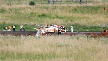 Polizisten und Rettungskräfte stehen an der Absturzstelle der Cessna bei Collégien.