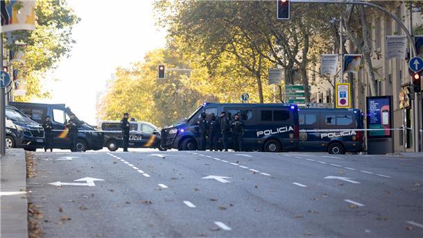 Polizisten vor der US-Botschaft in Madrid.