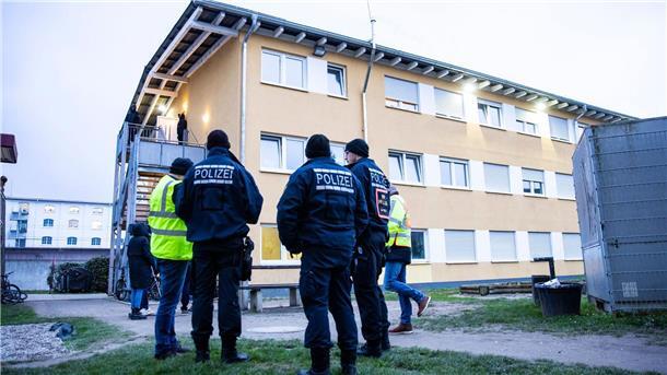 Baden-Württemberg: Drogenrazzia in Asylunterkünften Polizisten vor einem Gebäude, welches durchsucht wurde. Auch Spezialkräfte waren vor Ort.
