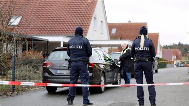 Polizisten vor einem Haus in Wiesendorf.  Ein 14-jähriges Mädchen wurde in dem Ort nahe Erlangen getötet.