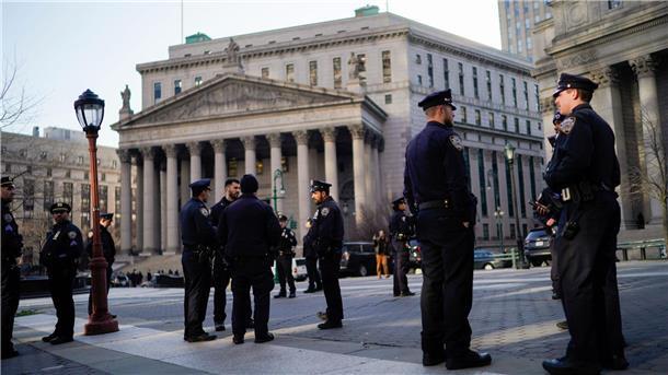 Republikaner nehmen möglichen Trump-Ankläger ins Visier Polizisten warten vor dem Gerichtsgebäude in New York. Eine Anklage gegen Donald Trump erscheint immer wahrscheinlicher und wird zeitnah erwartet.