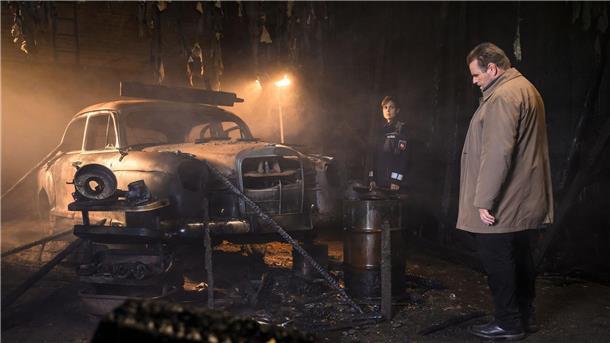 Im ZDF-Krimi „Friesland“ geht ein „Feuerteufel“ um Polizistin Süher Özlügül (Sophie Dal) und Kriminalhauptkommissar Jan Brockhorst (Felix Vörtler) versuchen, den Tathergang zu rekapitulieren.
