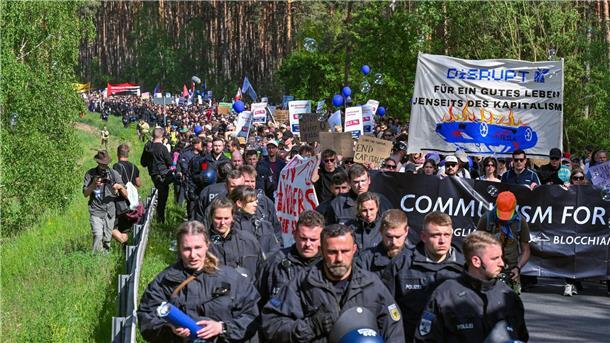 Protest gegen Tesla dürfte nach Aktionswoche weitergehen Polizistinnen und Polizisten begleiten den Protestmarsch.