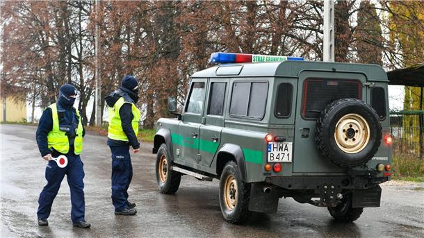 Einschlag in Polen war wohl ukrainische Flugabwehrrakete Polnische Polizisten am Tag nach dem Einschlag im Dorf Przewodow.