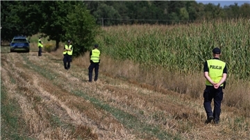Polnische Polizisten sichern das Gebiet eines Maisfeldes in Osiny in Ostpolen, in das ein unbekanntes Flugobjekt gestürzt ist. (Foto aktuell)