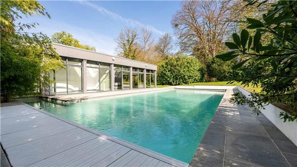 Pool und Poolhaus auf dem Anwesen von Karl Lagerfeld vor den Toren von Paris (undatiert). 