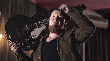 Mann mit Hut und Gitarre. Pop-Poet Björn Paulsen ist an diesem Sonnabend, 25. Oktober, in der Jahnhalle in Nordenham zu Gast.