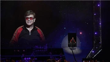 Pop-Star Elton John bei seinem Konzert der Abschiedstournee „Farewell Yellow Brick Road“ in Stockholm.
