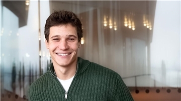Popsänger Wincent Weiss feiert heute die Veröffentlichung seines neuen Albums „Irgendwo ankommen“.