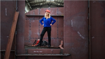 Portrait von Antje Boetius während der Kiellegung des Forschungsschiffs Uthörn in der Fassmer Werft.