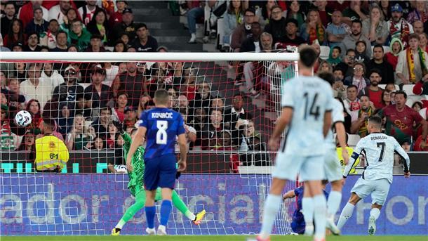 „Rekorde verfolgen mich“: Ronaldo feiert 900. Karrieretor Portugals Cristiano Ronaldo trifft in der Nations League gegen Kroatien und schießt damit das 900. Tor seiner Profikarriere.