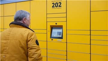 Postkunde Günter Brüchmann aus Nordholz schaut sich die neue DHL-Packstation am Feuerweg 6 in Nordholz (hinter Aldi) an.