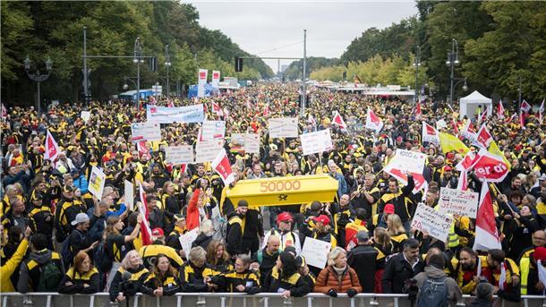 Zehntausende Postler in Berlin: Warnung vor Jobverlust Postmitarbeiter stehen während einer Verdi-Großkundgebung zur Novelle des Postgesetzes auf der Straße des 17. Juni.