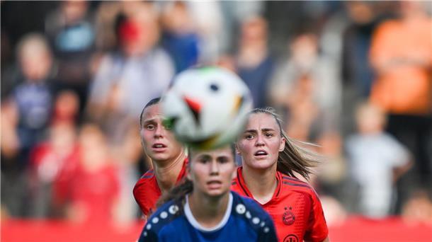 FC Bayern müht sich zum Auftaktsieg in Potsdam Potsdams Mia Schmid (M) lieferte mit dem Aufsteiger den Münchnerinnen um Klara Bühl (l) und Georgia Stanway einen harten Kampf.