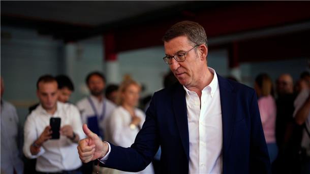 PP-Chef Alberto Nunez Feijóo nach seiner Stimmabgabe für die Parlamentswahl in Madrid.