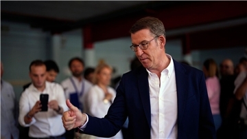 PP-Chef Alberto Nunez Feijóo nach seiner Stimmabgabe für die Parlamentswahl in Madrid.