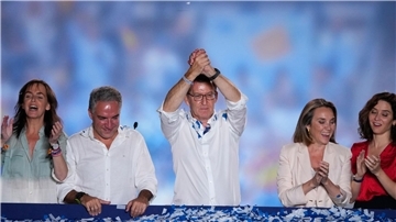 PP-Spitzenkandiat Alberto Núñez Feijóo wendet sich nach den Parlamentswahlen an seine Anhänger vor der Parteizentrale in Madrid.