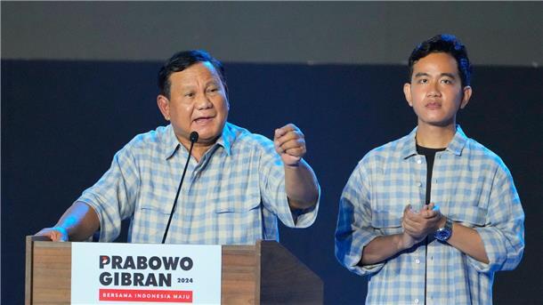 Prabowo Subianto (l), der Ex-Schwiegersohn des früheren Diktators Suharto, hatte sich bereits zum Wahlsieger erklärt, nachdem inoffizielle Schnellauszählungen ihm schon in den Stunden nach der Wahl einen überragenden Sieg prophezeit hatten.