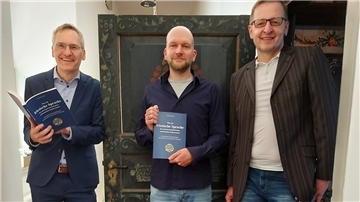 Präsentieren das neue Buch zur friesischen Sprache (v. l. n. r.) im Schloss zu Jever, Landkreis Friesland: Verleger Florian Isensee, Verfasser Menno Ehme Aden, Referent für Plattdeutsch und Saterfriesisch der Oldenburgischen Landschaft.