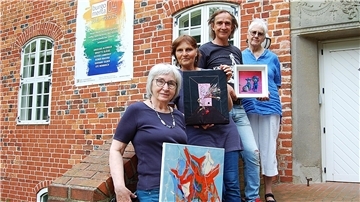 Präsentieren ihre Kunst im Rahmen der Ausstellungsreihe „burgomenta 04“ in der Burg Hagen (von links): Brigitte Gläsel, Angelika Achinger, Olivier Lamboray und Ute Wennrich. Auf dem Foto fehlen Gerhard Silber und Reiner Madena.