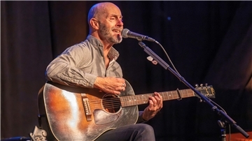 Präsentierte am Sonnabend auch Lieder aus seiner neuen LP „Haus der Liebe“ in Bremervörde: Jon Flemming Olsen.