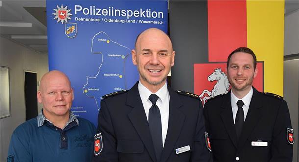 Wesermarsch: Zahl der Straftaten spürbar gestiegen Drei Polizeibeamte schauen in die Kamera.