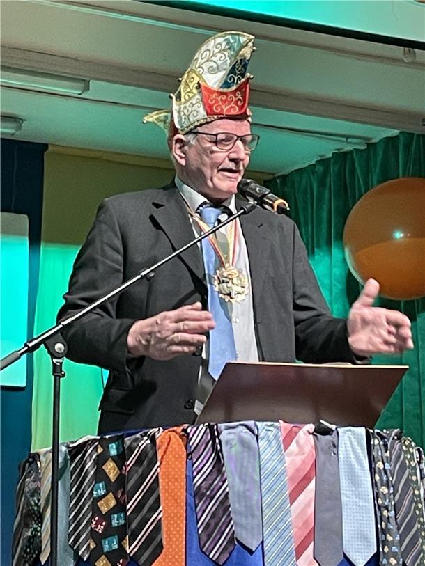 Präsi Reinhard Evers begrüßte die Narren.