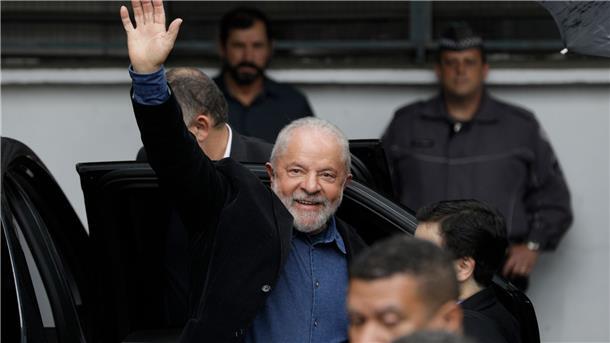 Lula gewinnt erste Runde der Präsidentenwahl in Brasilien Präsidenschaftskandidat Luiz Inácio Lula da Silva bei seiner Ankunft am Wahllokal in São Paulo.