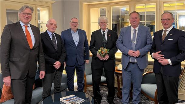 Präsident Jos van der Meer und Vizepräsident Siegfried Mett mit den Gastrednern Landrat Thorsten Krüger, Pferdesportler Günter Lühring, Cuxhavener Oberbürgermeister Uwe Santjer und Dr. Martin Lübbecke vom Unterelbeschen Renn-, Reit- und Fahrverein beim Aufgalopp 2024 für das Duhner Wattrennen.