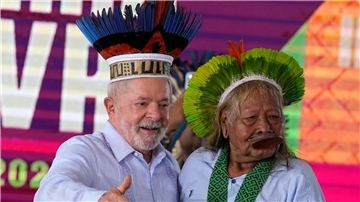 Präsident mit Federkrone: Luiz Inácio Lula da Silva (l.) mit dem Kaiapo-Oberhaupt Raoni Metuktire.