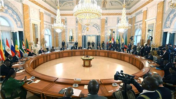 Präsident Putin (l) konferiert mit den Vertretern mehrerer afrikanischer Staaten in St. Petersburg.