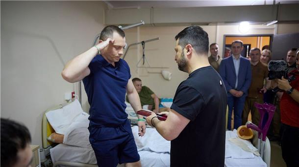 Krieg gegen die Ukraine: So ist die Lage Präsident Selenskyj (r) überreicht während eines Besuchs in einem Zentrum für Rehabilitationsmedizin in Iwano-Frankiwsk einen Militärorden an einen verwundeten Soldaten.