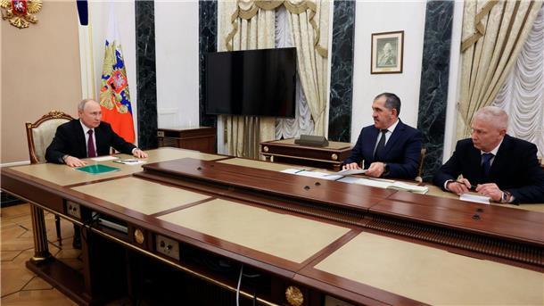 Krieg gegen die Ukraine: So ist die Lage Präsident Wladimir Putin empfängt den russischen Vizeverteidigungsminister Junus-Bek Jewkurow (2.v.r.) und Andrej Troschew (r), der aus den Reihen der Privatarmee Wagner neue Freiwilligen-Kampfverbände aufbauen soll.