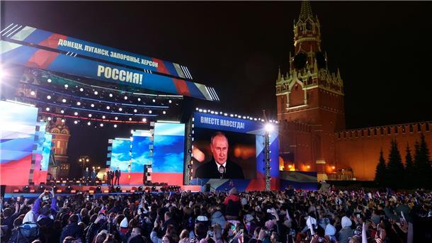Putin erklärt ukrainische Gebiete zu russischem Staatsgebiet Präsident Wladimir Putin spricht während der Feierlichkeiten zur Annexion der ukrainischen Regionen auf dem Roten Platz in Moskau.