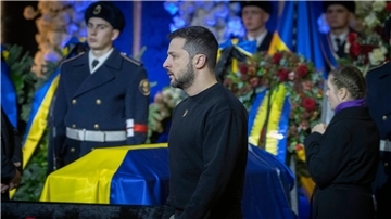 Präsident Wolodymyr Selenskyj nimmt in Kiew an der Trauerzeremonie zu Ehren der Verstorbenen des Hubschrauberabsturzes um Innenminister Monastyrskyj teil.