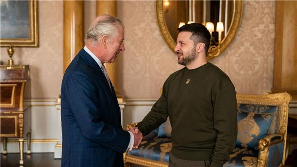 Präsident Wolodymyr Selenskyj (r) wird im Buckingham-Palast von König Charles III. empfangen.