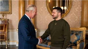 Präsident Wolodymyr Selenskyj (r) wird im Buckingham-Palast von König Charles III. empfangen.