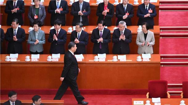 Chinas Wirtschaft soll rund fünf Prozent wachsen Präsident Xi Jinping kommt unter Applaus in den Plenarsaal der Großen Halle des Volkes in Peking.