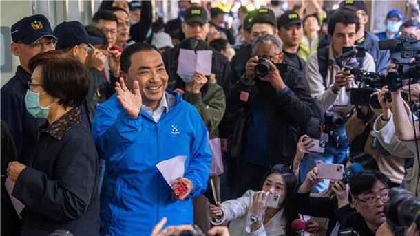 Taiwan wählt China-Kritiker zum Präsidenten Präsidentschaftskandidat Hou Yu-ih winkt bei seiner Ankunft in einem Wahllokal.