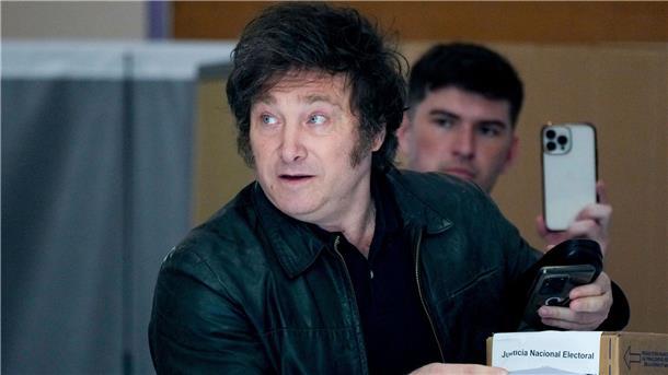 Am Scheideweg: Argentinier wählen neuen Staatschef Präsidentschaftskandidat Javier Milei gibt in einem Wahllokal in Buenos Aires seine Stimme ab.