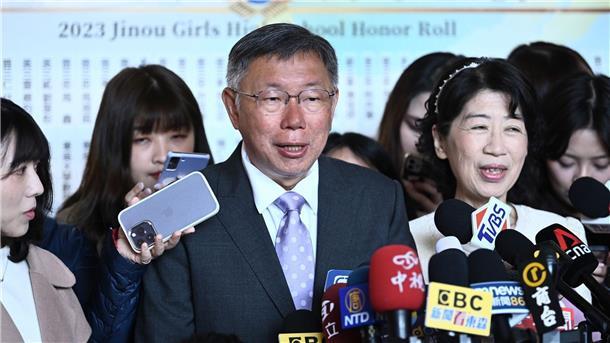 Taiwan wählt China-Kritiker zum Präsidenten Präsidentschaftskandidat Ko Wen-je ist mit seiner Frau Chen Pei-chi zur Stimmabgabe gekommen.