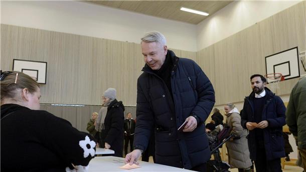 Ex-Regierungschef Stubb wird neuer Präsident von Finnland Präsidentschaftskandidat Pekka Haavisto gibt seine Stimme in Helsinki ab.