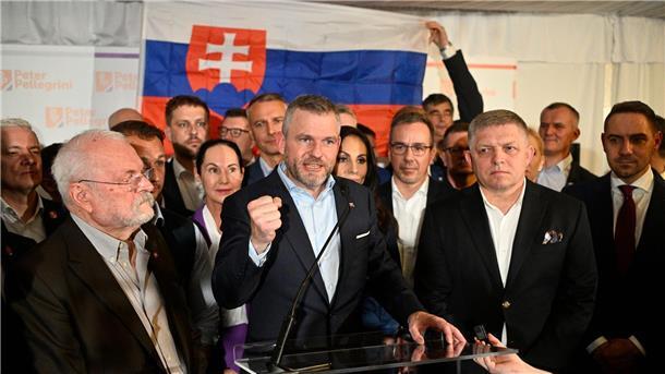 Neugewählter slowakischer Präsident will eher Ukraine-Kurs Präsidentschaftskandidat Peter Pellegrini, Mitte, feiert nach der Stichwahl in der Slowakei. Laut Auszählungen gewinnt er noch in der Nacht die Kandidatur.