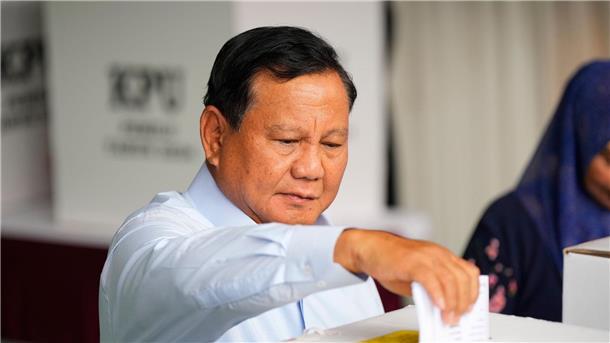 Ex-General Prabowo bei Wahl in Indonesien wohl klarer Sieger Präsidentschaftskandidat Prabowo Subianto gibt seinen Stimmzettel in Bojong Koneng ab.