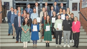 Gruppenfoto auf einer Treppe