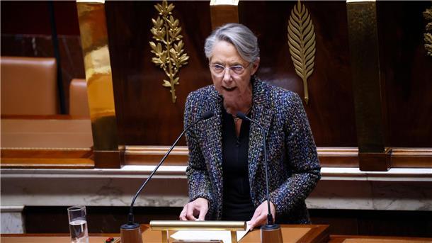 Frankreichs Regierung drückt Rentenreform durchs Parlament Premierministerin Élisabeth Borne vor der Nationalversammlung.