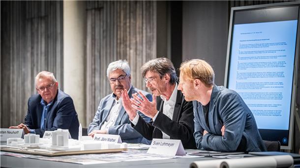 Pressekonferenz der Gestaltungswerkstatt zum Thema Innenstadtentwicklung der ehemaligen Karstadt-Immobilie im Stadtzentrum (von links): Bürgermeister Torsten Neuhoff, Oberbürgermeister Melf Grantz, Werkstattleiter Jörn Walter und Sven Lohmeyer von Urbanista.